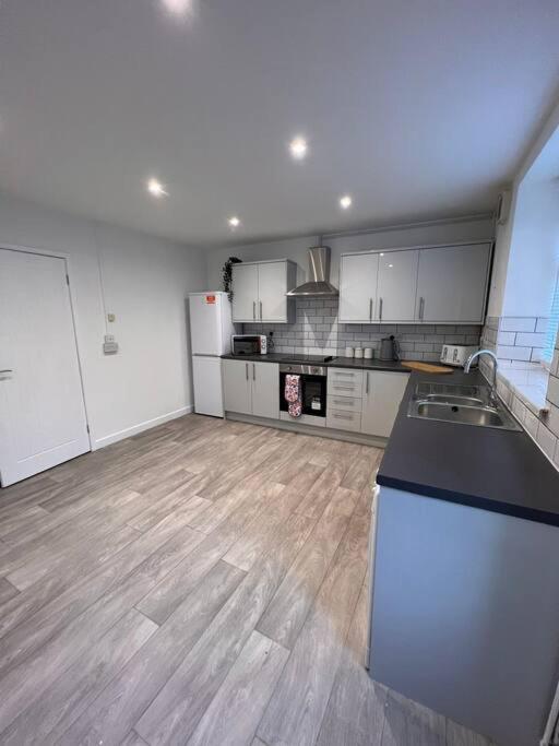 Bridge Place - Spacious Home With Plenty Of Beds! ميرثير تيدفيل المظهر الخارجي الصورة